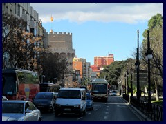 Here the ring road changes name to Carrer de Comte del Trenór towards Torres de Serranos.